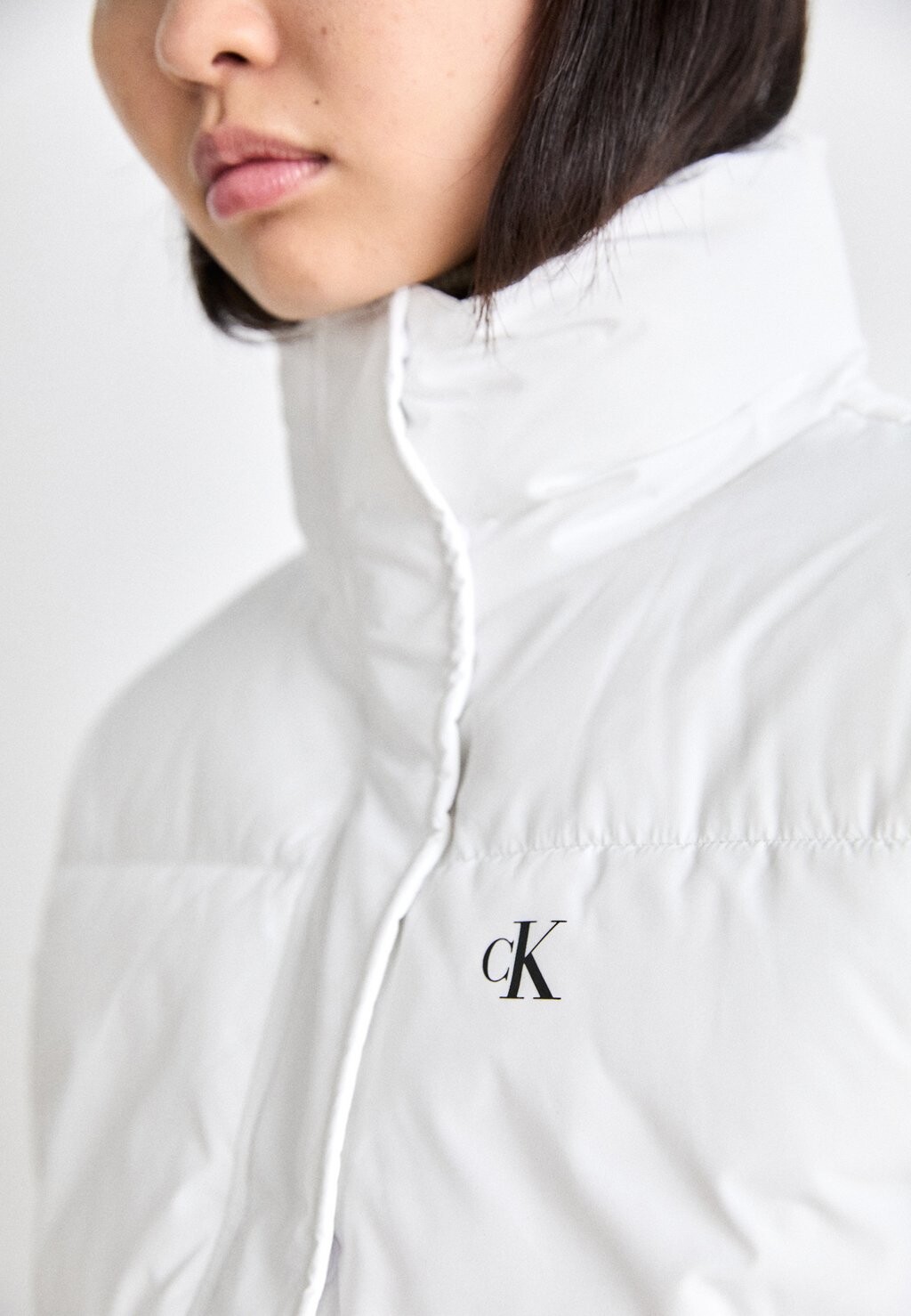 

Зимняя куртка MATTE CROPPED PUFFER Calvin Klein Jeans, белый
