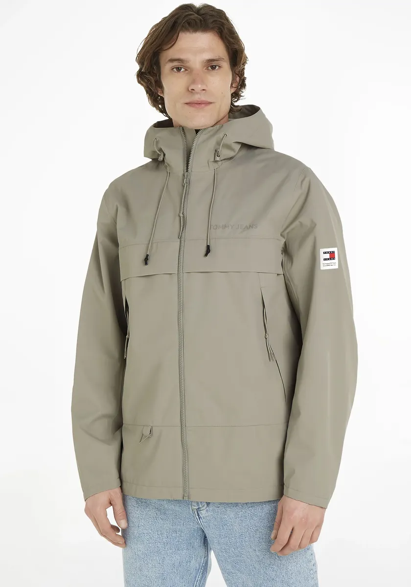 

Куртка Tommy Jeans Plus для отдыха "TJM TECH OUTDOOR CHICAGO EXT", с капюшоном, с надписью-логотипом на груди, цвет Faded Willow