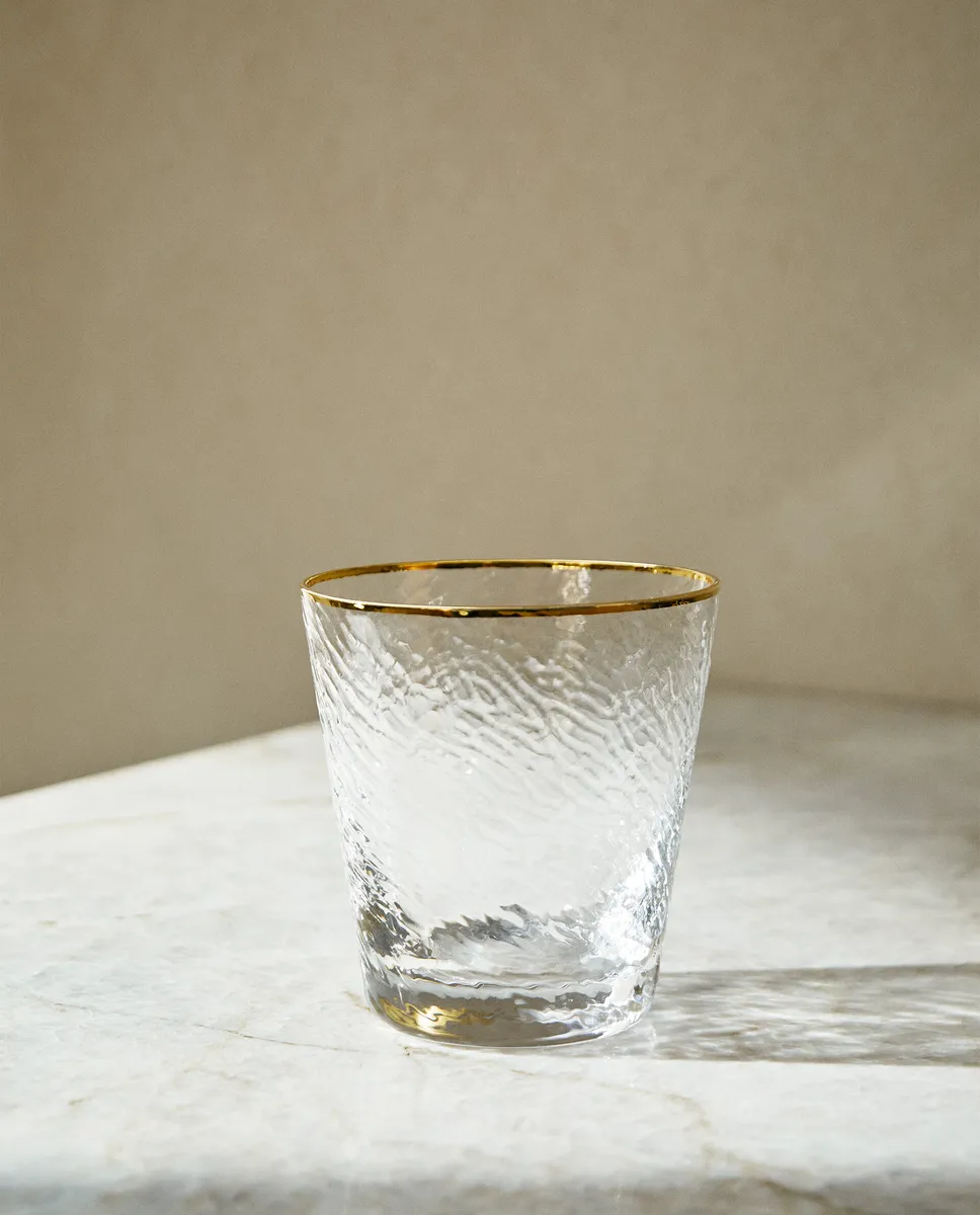 

Стакан из боросиликатного стекла с золотой оправой Zara Home, золотой