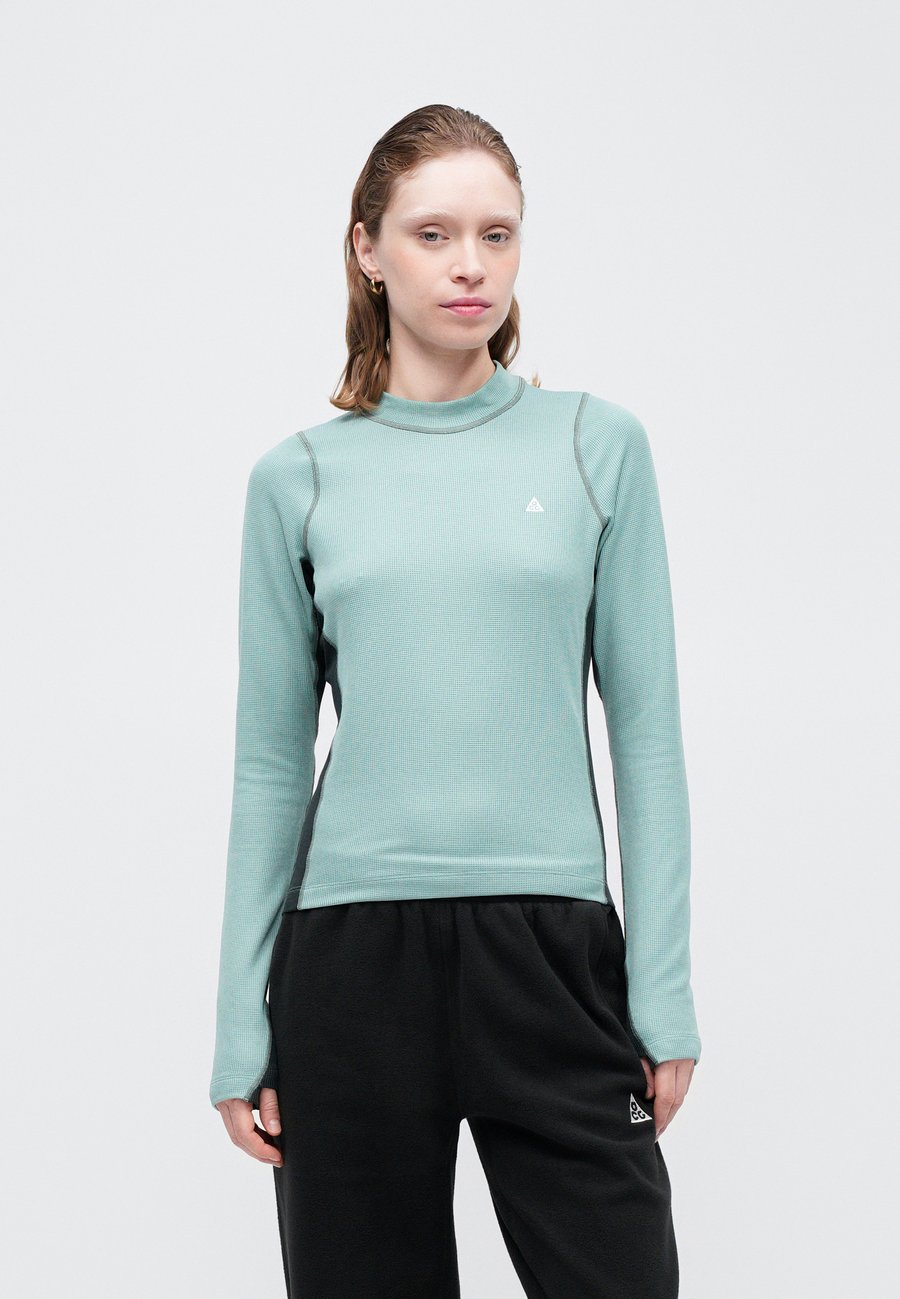 Топ Nike ACG Long sleeved top, Cannon/Seaweed/Clay Green/Summit White/Blue-Grey — фото 4