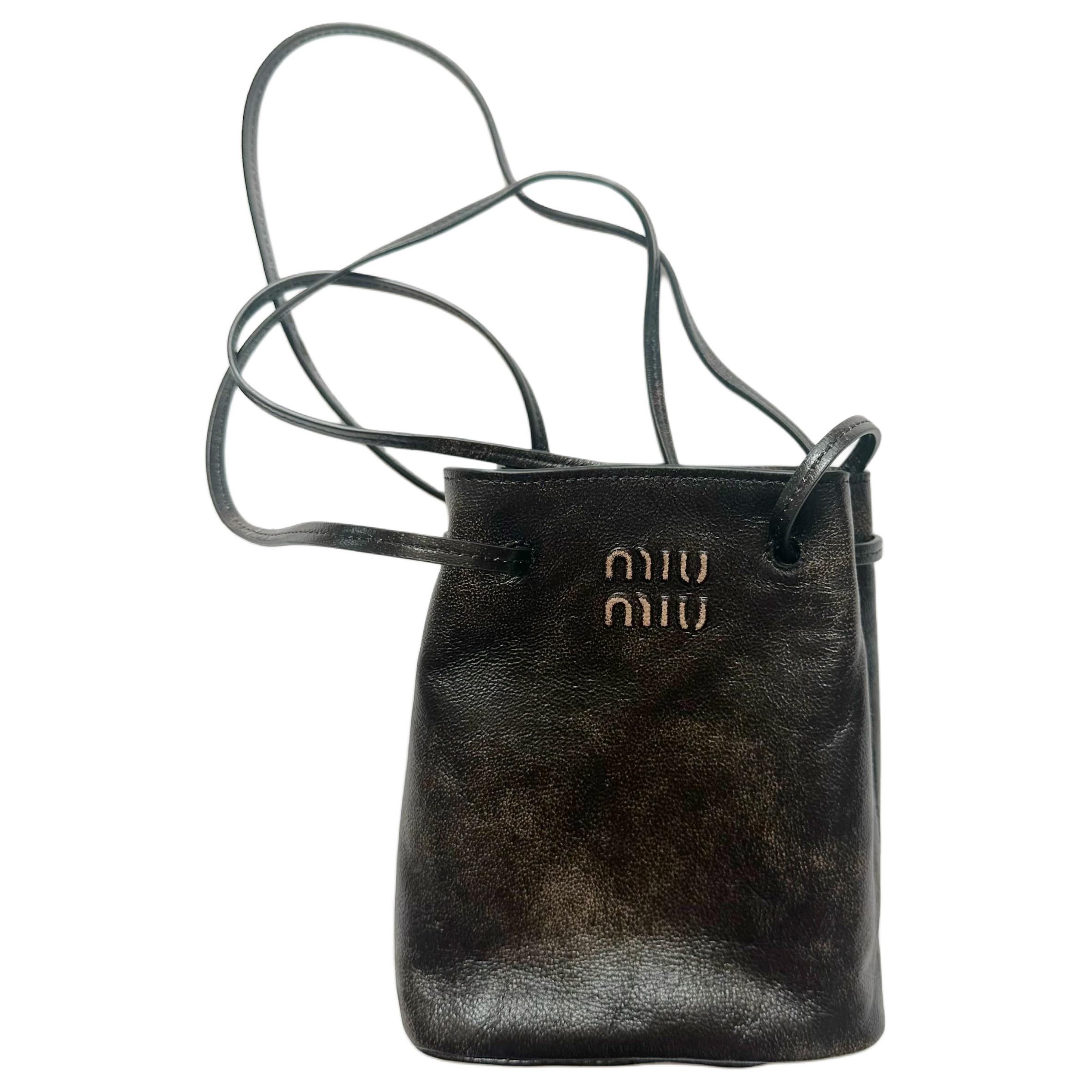 

Мини-сумка-ведро из кожи наппа через плечо женская коричневая MIU MIU