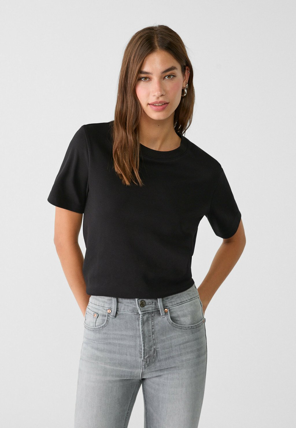 

Базовая футболка REGULAR FIT Stradivarius, черный