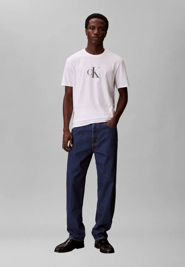 Футболка с графическим принтом в виде монограммы distress Calvin Klein, Bright White — фото 2