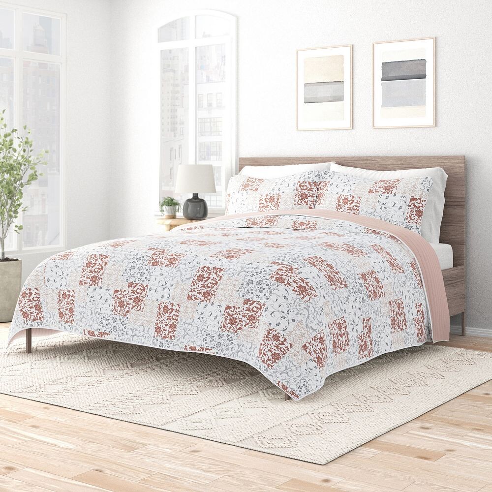 

Двусторонний комплект одеял Urban Loft из 3 предметов для кроватей размера «king-size» и «queen-size», цвет Patchwork Blush