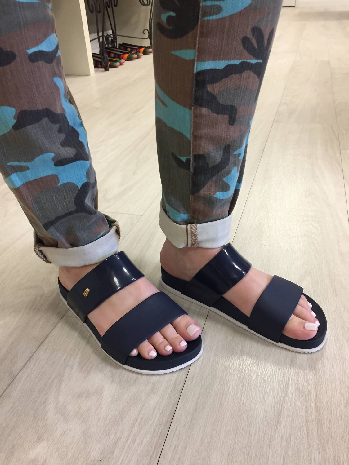 Женские космические шлепанцы в синем и белом цвете Melissa — фото 2