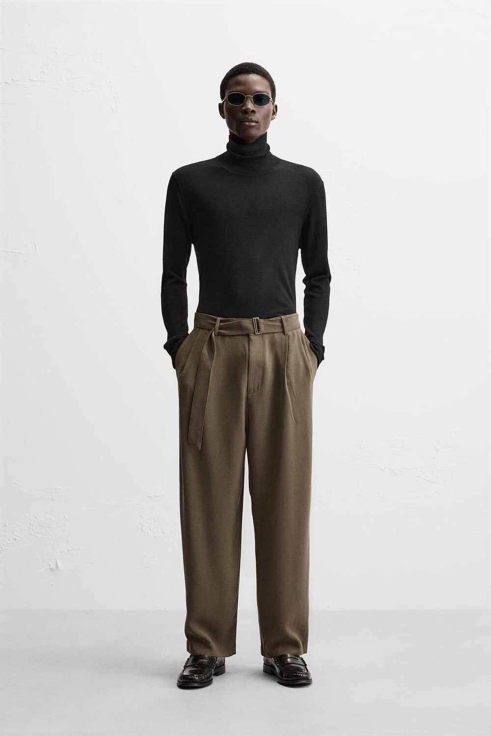 

Брюки с плиссировкой и поясом ZARA, шоколад