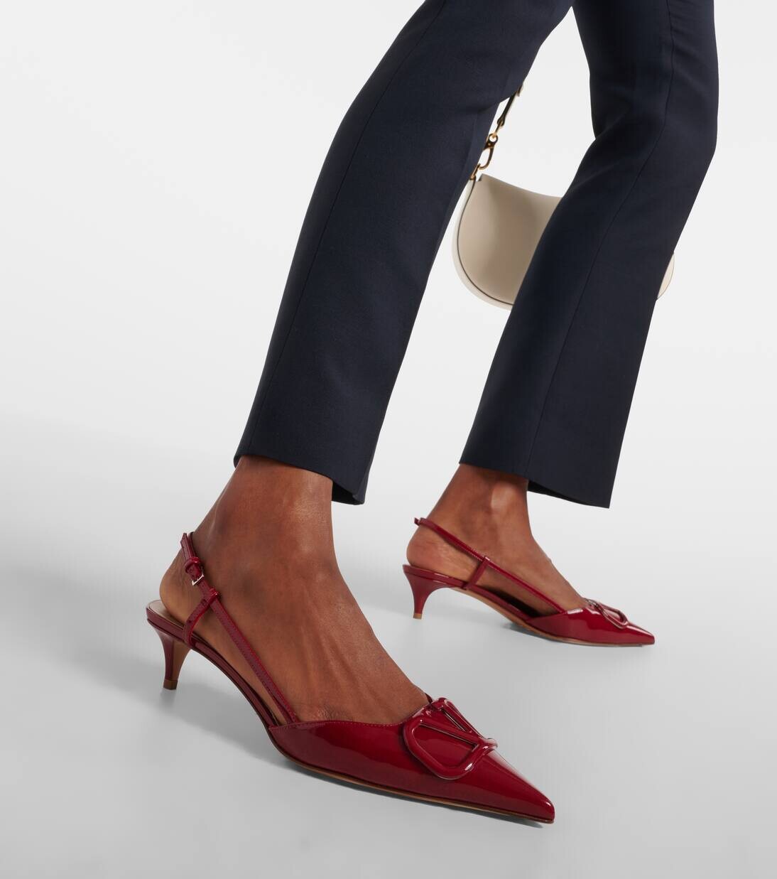Туфли-лодочки VLogo Signature из лакированной кожи с ремешком на пятке Valentino Garavani, цвет deep scarlett — фото 4