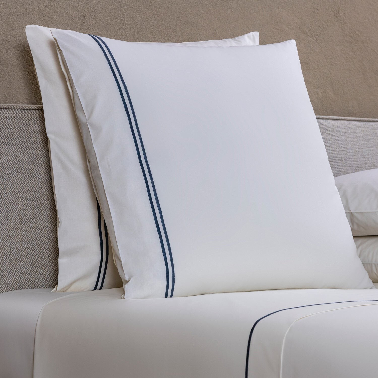 

Frette Contemporary Euro Sham, цвет Ivory/Grey