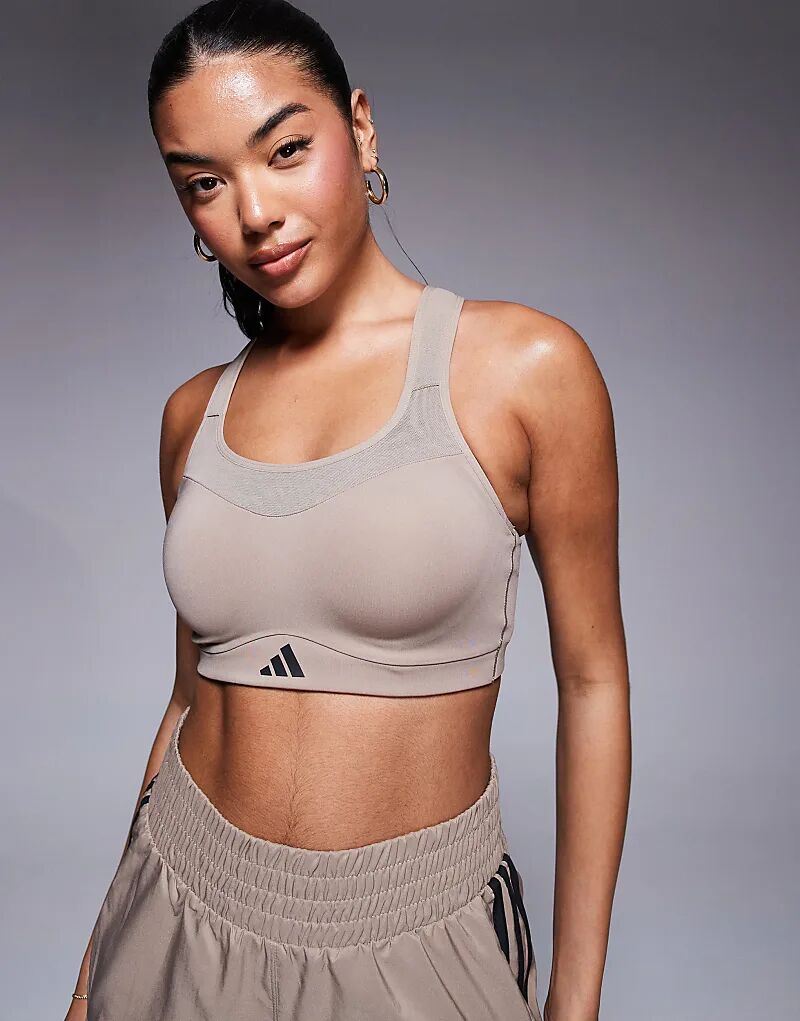 

Спортивный бюстгальтер Adidas Training Strength с высокой поддержкой мелово-коричневого цвета