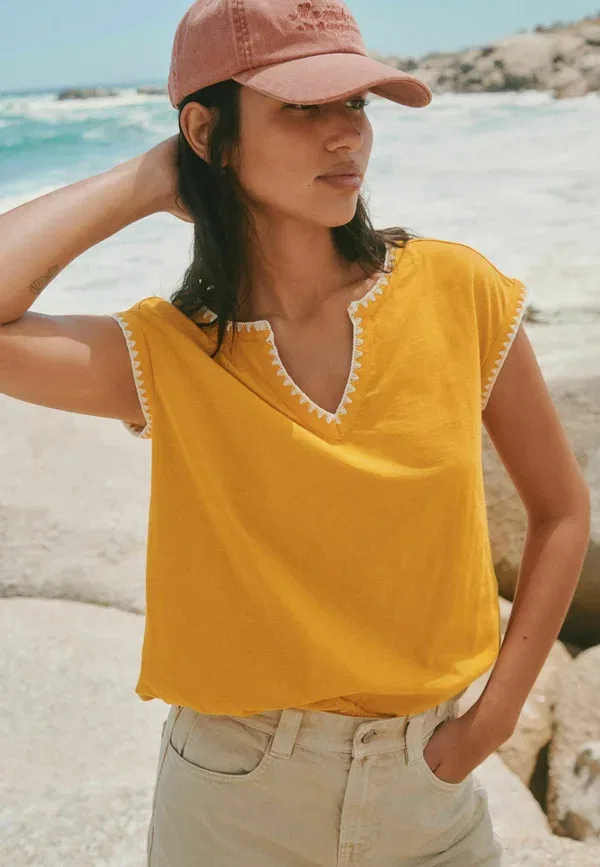 Блуза Next, Regular fit bubblehem notch neck whipstitch short sleeve top, охра — фото 4