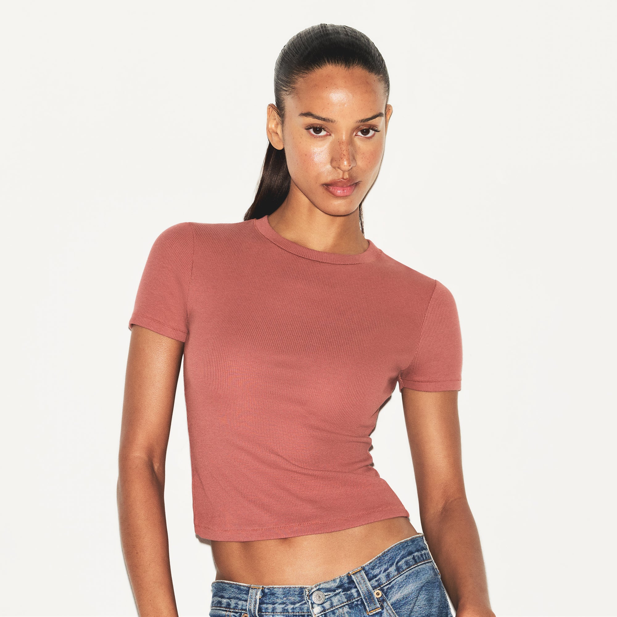 

Футболка SKIMS COTTON RIB, цвет redwood