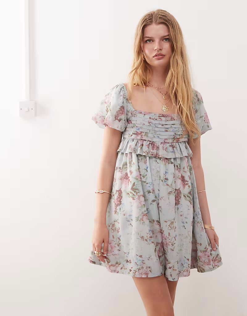

Платье бэби-долл с открытыми плечами Reclaimed Vintage синего цвета с цветочным узором и складками