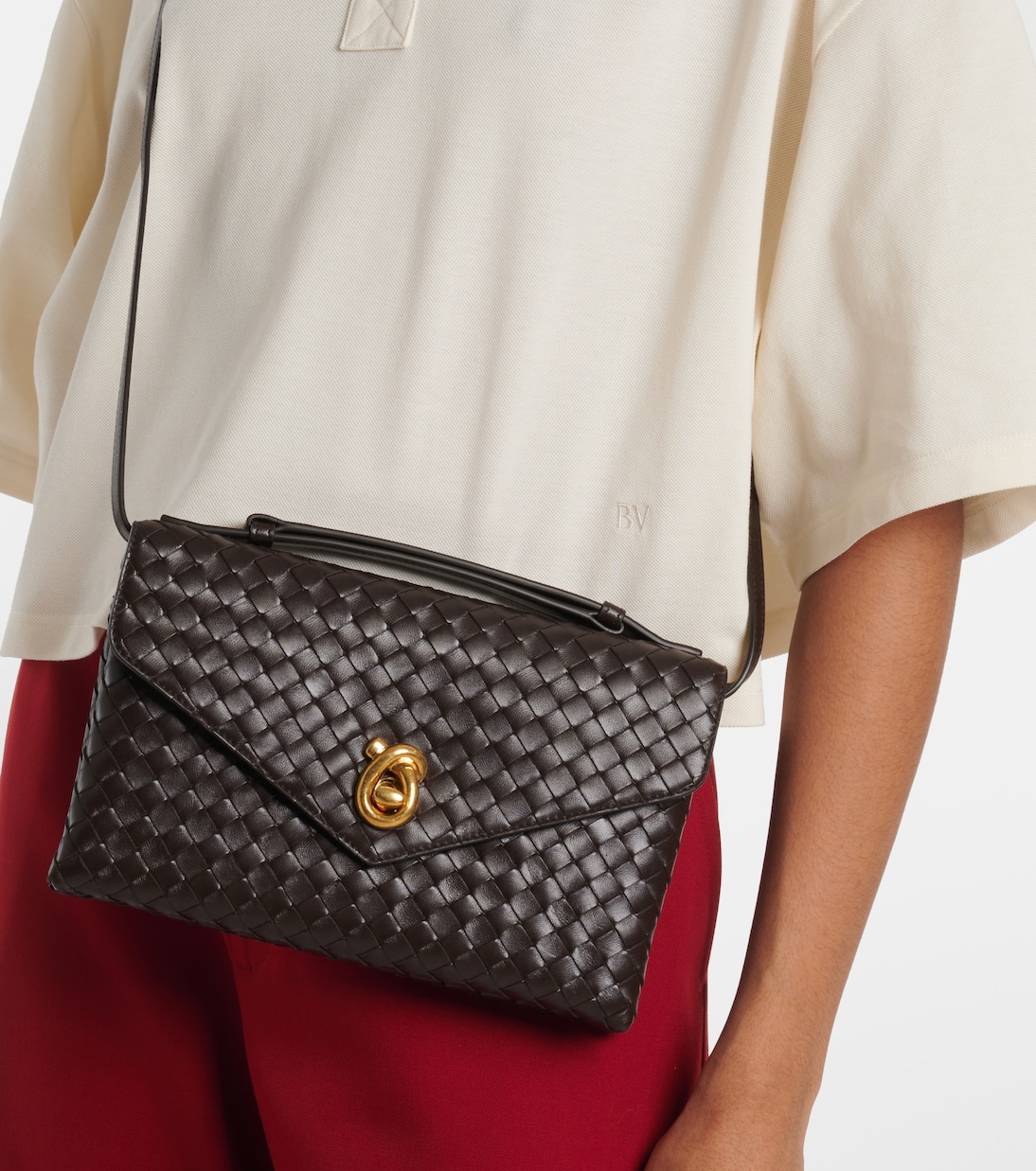 Кожаная сумка-кроссбоди Intrecciato с узловым замком Bottega Veneta, Fondant-M Brass — фото 2