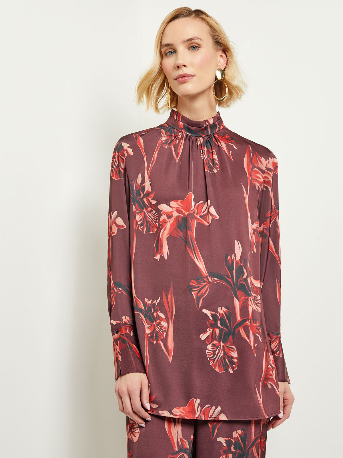 

Блузка из крепдешина с цветочным принтом и воротником-стойкой Misook, цвет mahogany/classic red/venetian rose/biscotti/black