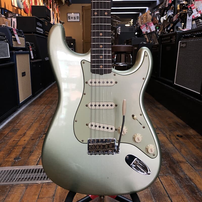 

Электрогитара Fender Custom Shop Limited Edition '59 Stratocaster Journeyman Relic Super Faded Aged Sage Green Metallic w/Hard Case