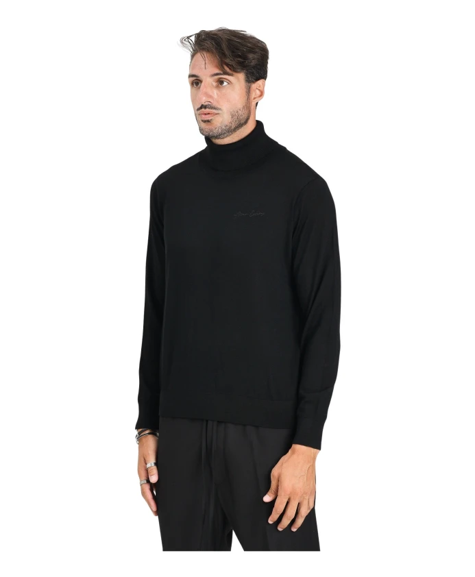 

Черный свитер с высоким воротником, лаконичный минималистичный дизайн. Armani Exchange, черный