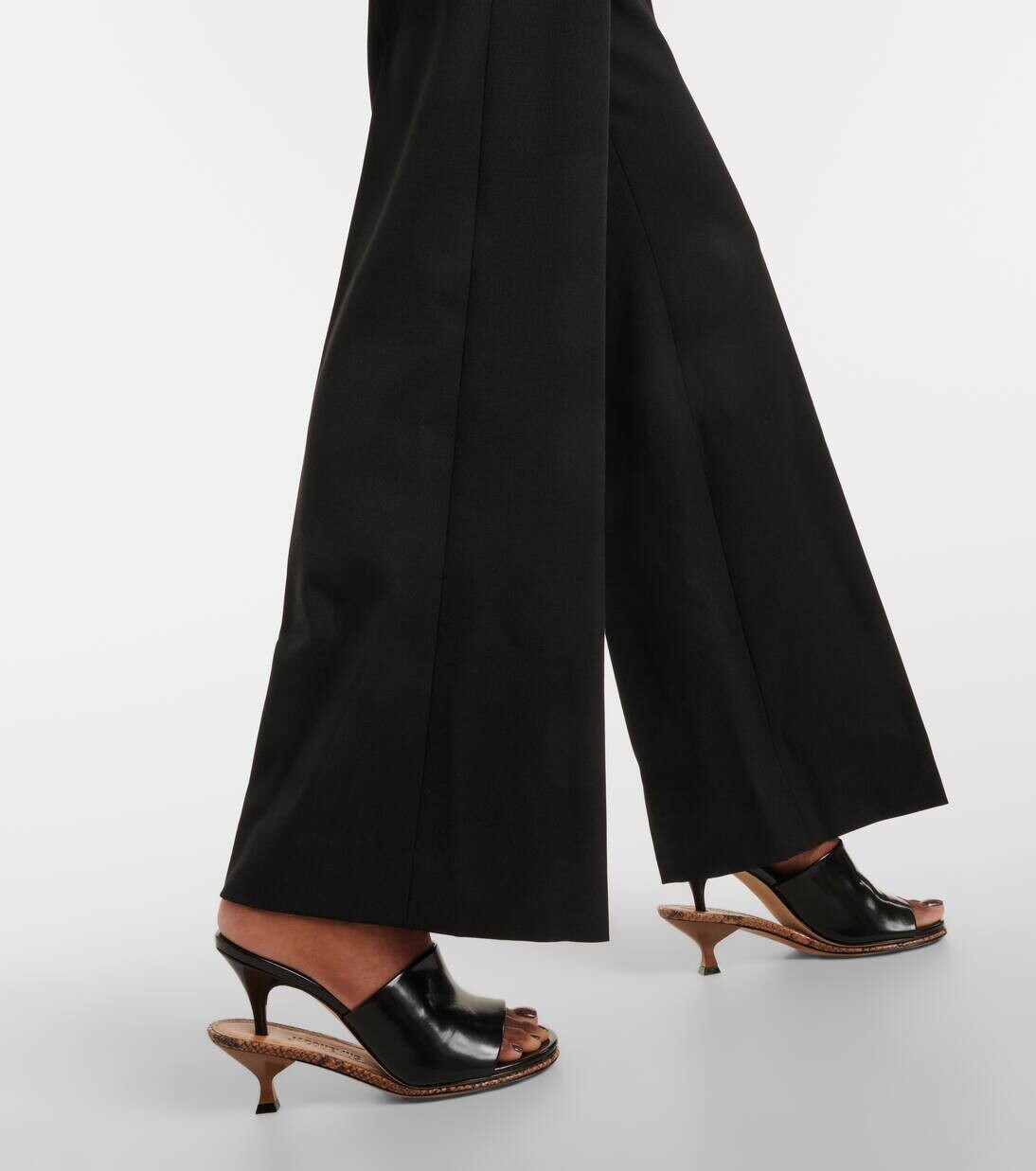 Туфли-лодочки Les Doubles из лакированной кожи Jacquemus, цвет black/light brown — фото 4