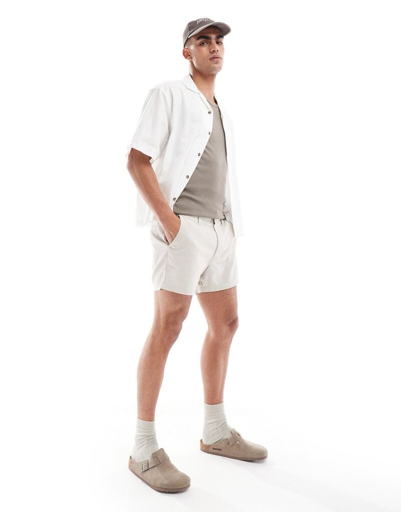 

Бежевые узкие льняные шорты ASOS DESIGN