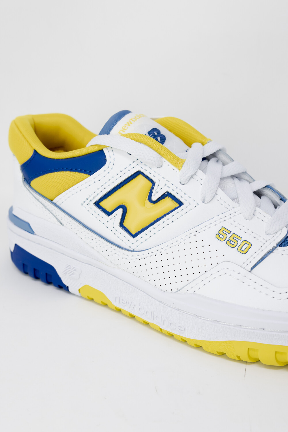 Кроссовки женские New Balance 550 с перфорацией, мультиколор — фото 3