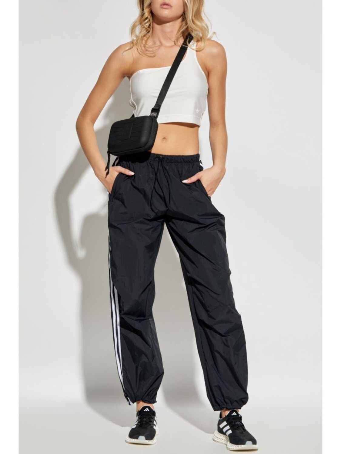 

Adidas брюки adidas 3-Stripes Parachute, черный