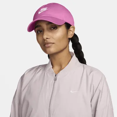 

Бейсболка Nike Club Unstructured Futura Wash Cap, цвет Playful Pink/White