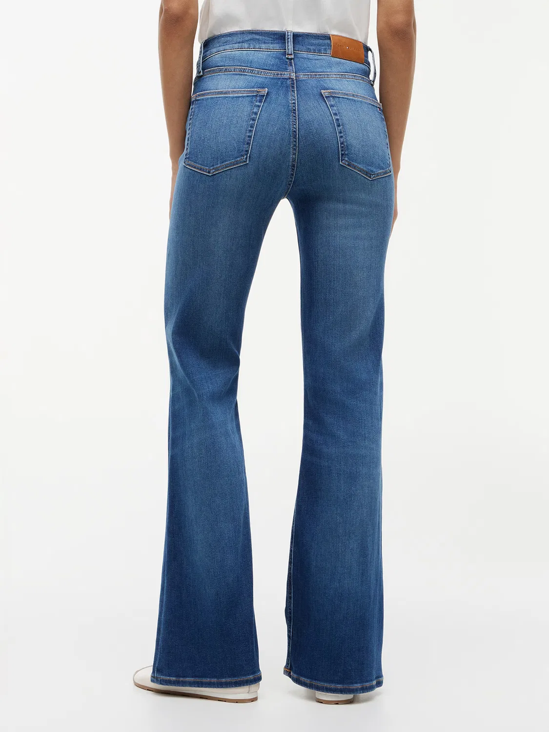 Джинсы-клеш Tommy Hilfiger Whiskered Mid Rise Flared синего цвета — фото 3