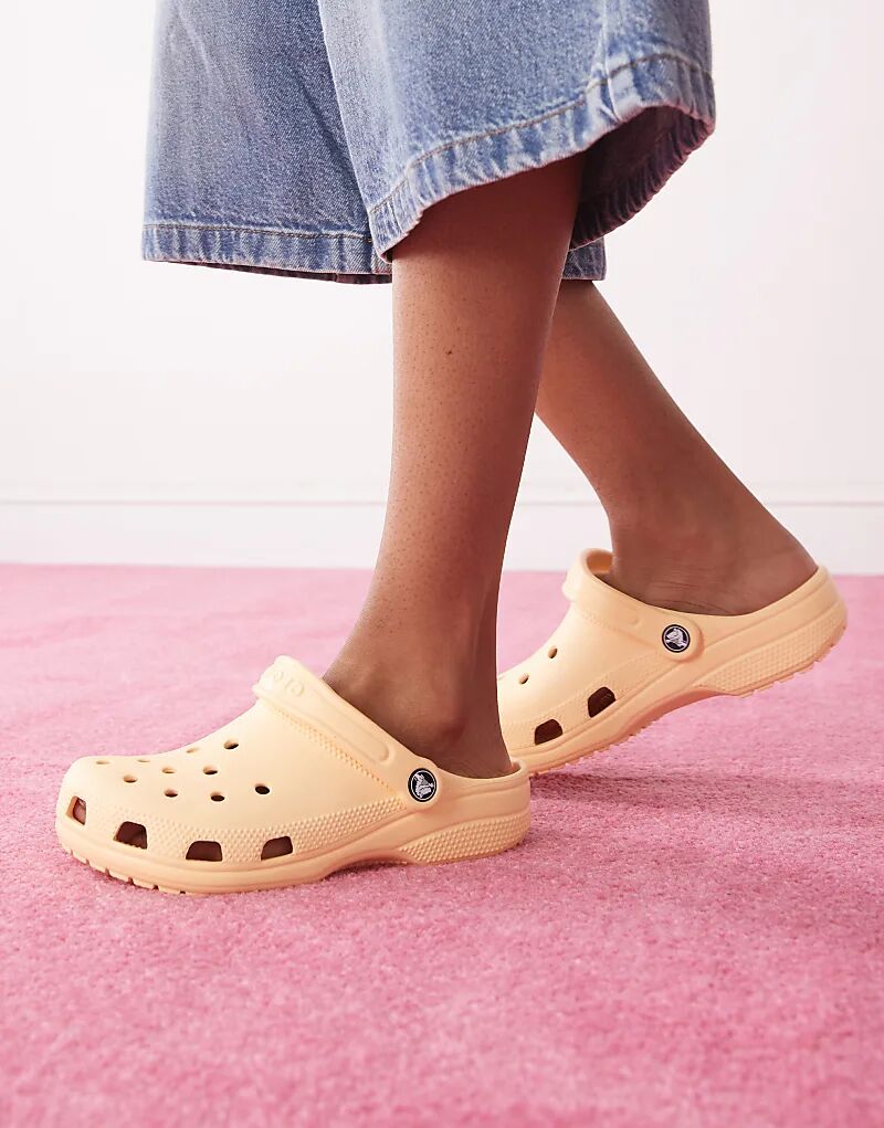 Сабо Crocs Classic персикового цвета