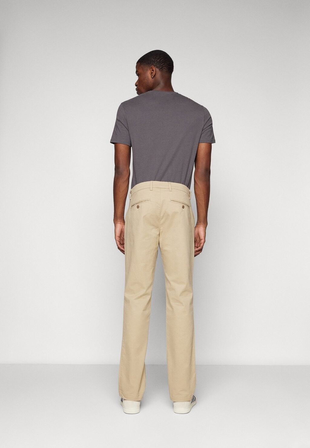 Чино ESSENTIAL STRAIGHT FIT GAP, цвет iconic khaki — фото 3