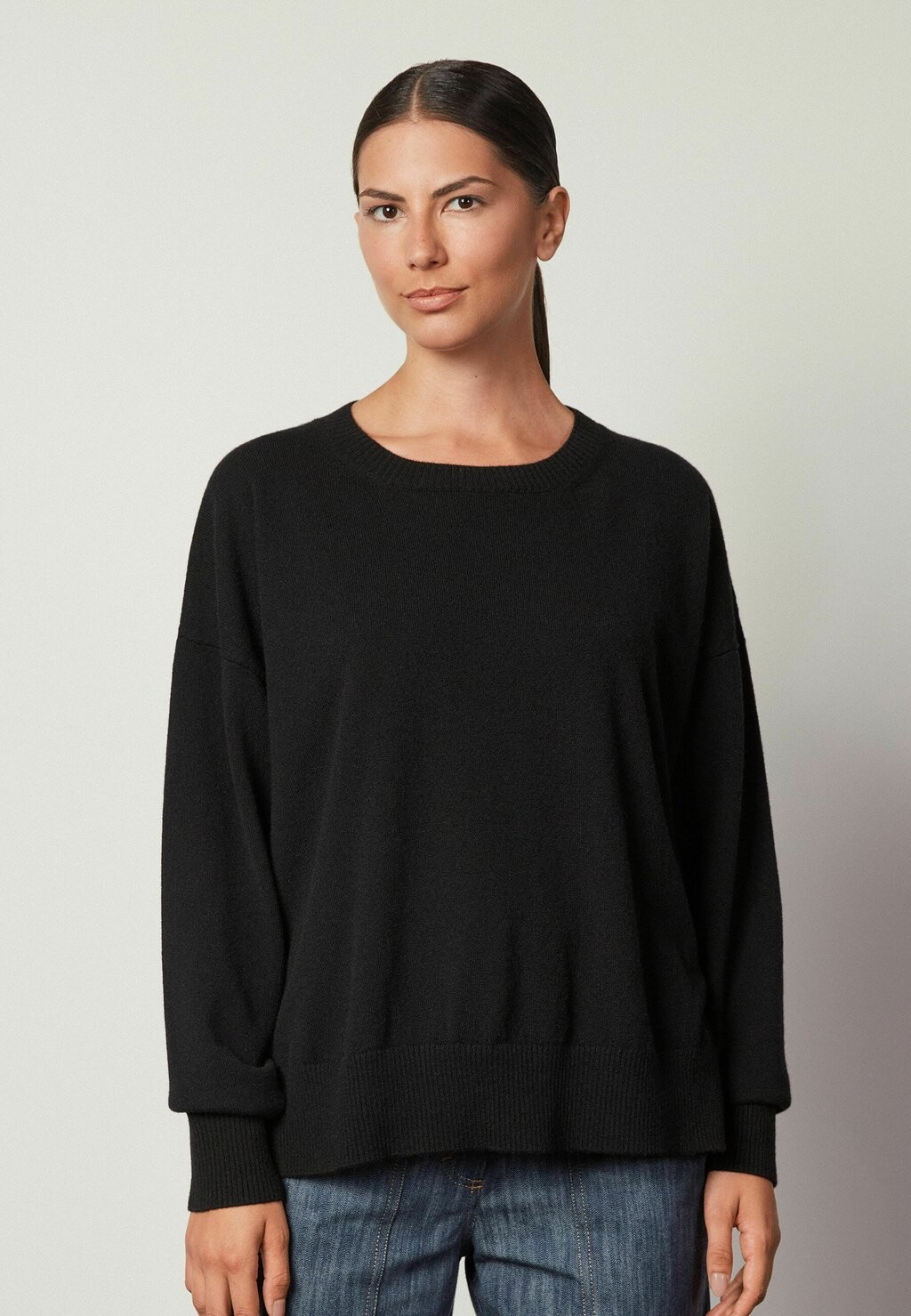 

Джемпер ULTRASOFT ROUND NECK WITH SLIT Falconeri, черный