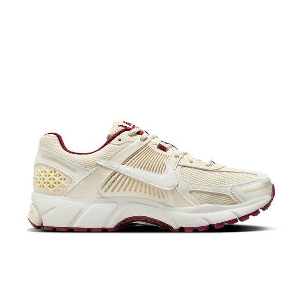 Кроссовки (WMNS) Nike Air Zoom Vomero 5 'Valentine's Day', цвет coconut milk/white/dragon red/soft pink — фото 4
