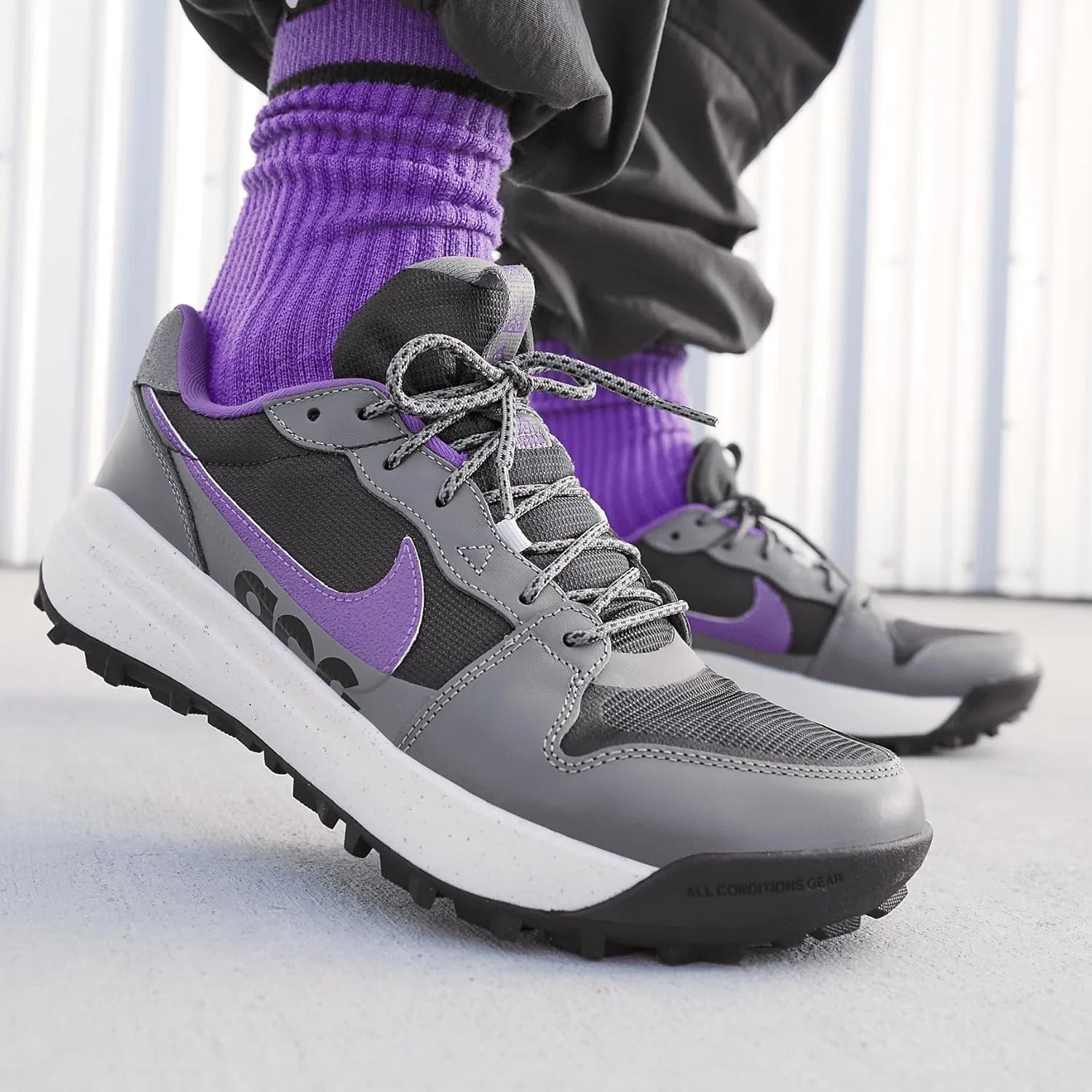 Кроссовки Nike ACG Lowcate, цвет Smoke Grey/Vivid Purple/Phantom/Dark Smoke Grey — фото 2