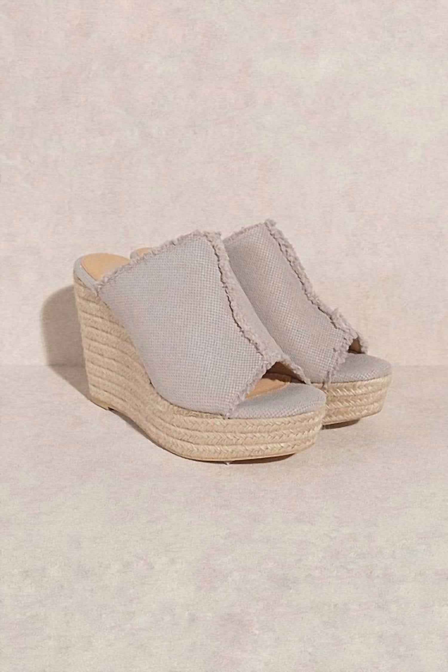 Женские льняные босоножки на танкетке на платформе светло-серого цвета Let's See Style