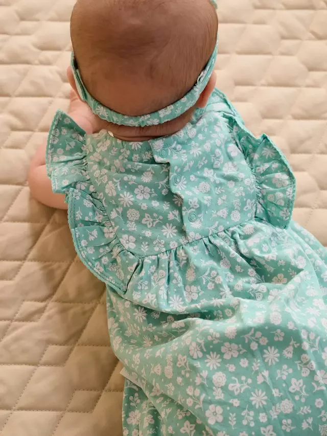 Комплект Pur Baby: короткий комбинезон с рюшами и повязка на голову, силуэтный принт Purebaby — фото 3