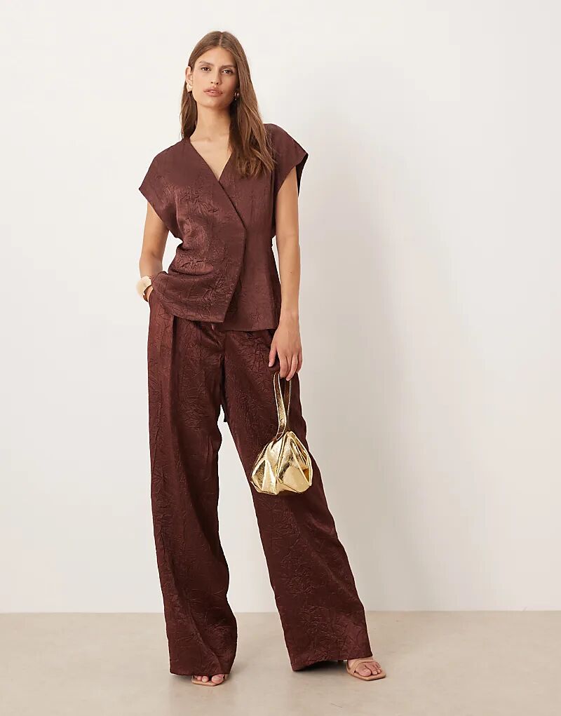 

Комбинируемые брюки Mango со складками спереди коричневого цвета