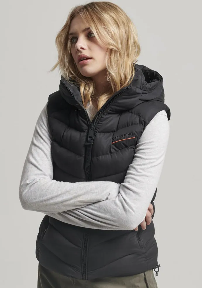 

Стеганый жилет Superdry "ЖИЛЕТ ИЗ МИКРОФИБРЫ С КАПЮШОНОМ", черный