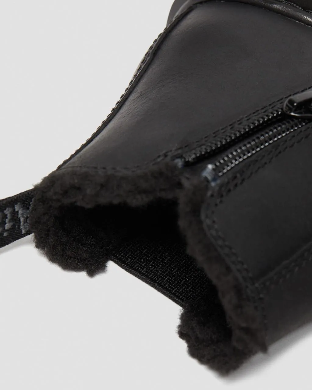 Ботинки челси Dr. Martens Junior 2976 Leonore, водоотталкивающие, с искусственным мехом, Black — фото 3