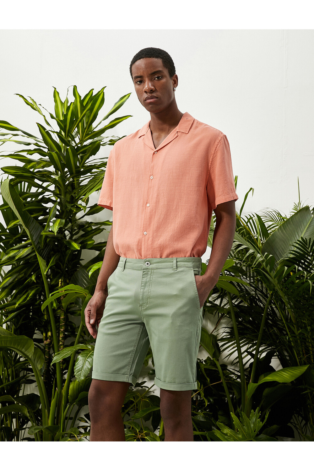 

Базовые шорты-бермуды из хлопка с карманами на пуговицах Koton, зеленый