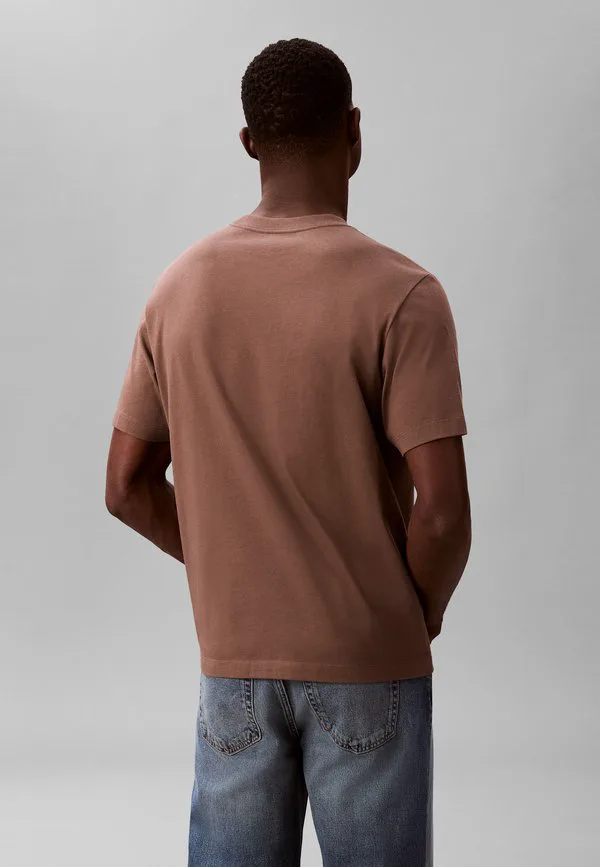 Футболка с графическим принтом в спортивном стиле Calvin Klein, Warm Oak — фото 3