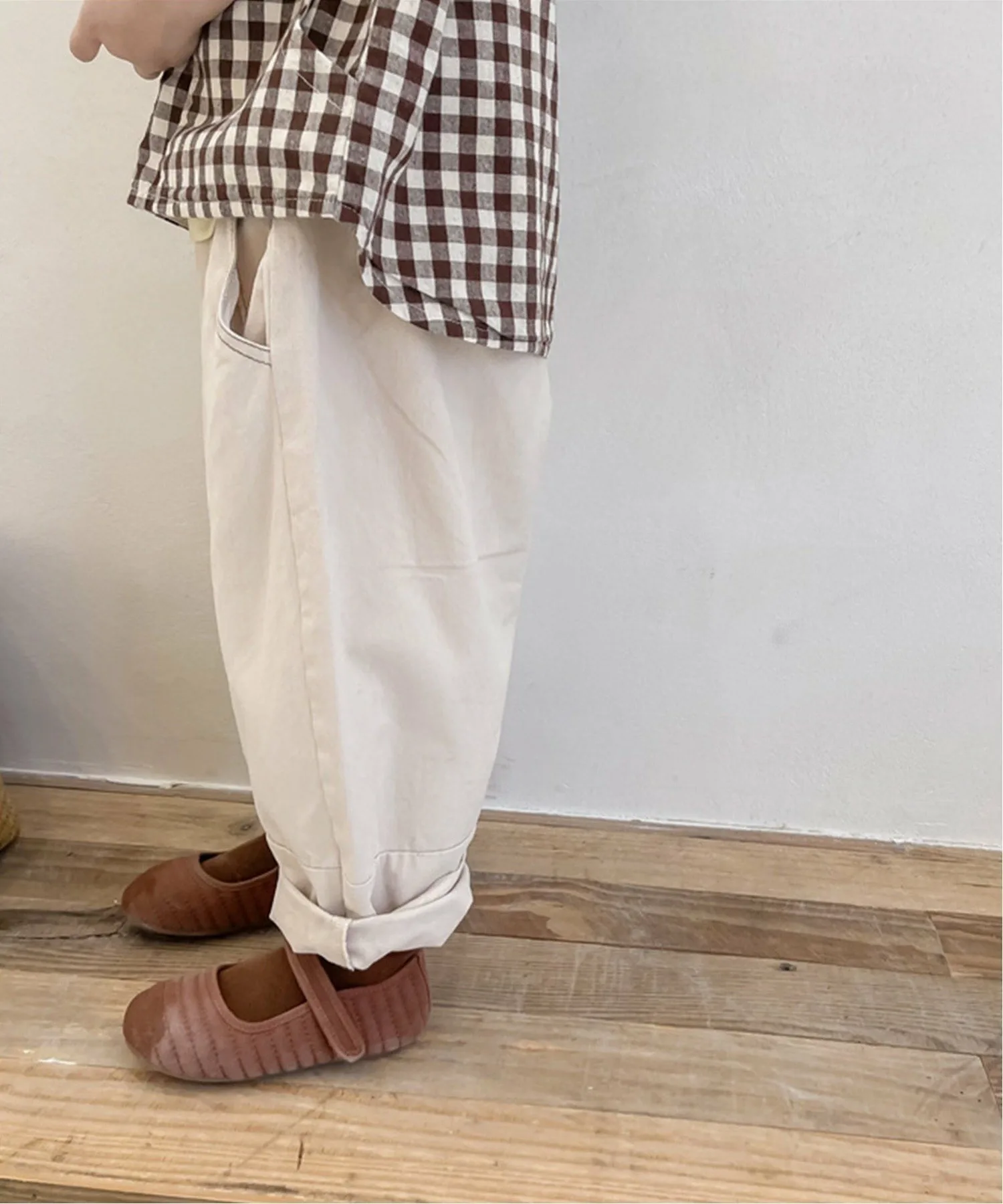 Корейская детская одежда, контрастные брюки-чиносы карго Aimoha Kids, beige — фото 4