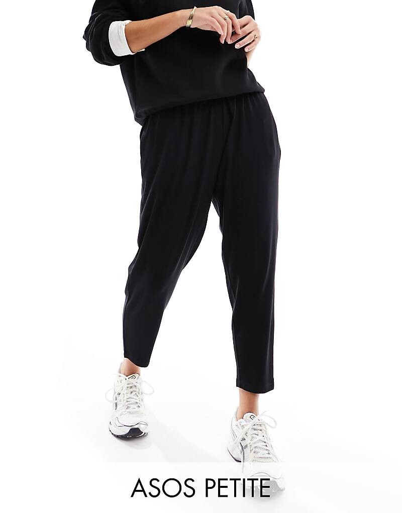 

Черные трикотажные брюки-морковки ASOS DESIGN Petite – Ultimate