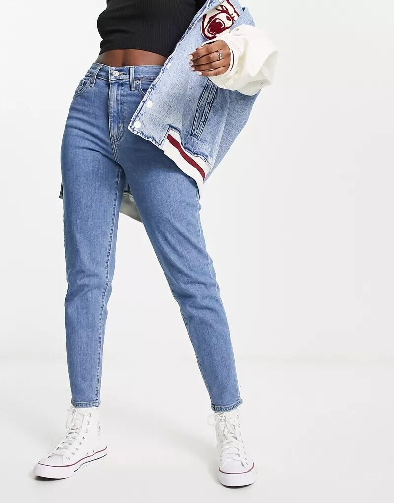 

Светлые джинсы Mom с высокой талией Levi's