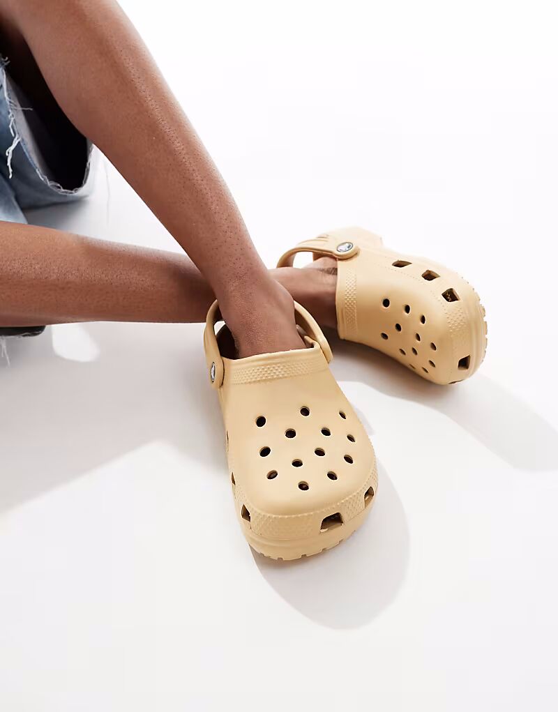 Сабо Crocs Classic в цвете Wheat