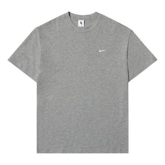 

Футболка Nike Solo Swoosh Small Label Logo Solid Color Sports Round Neck Short Sleeve Gray, серый