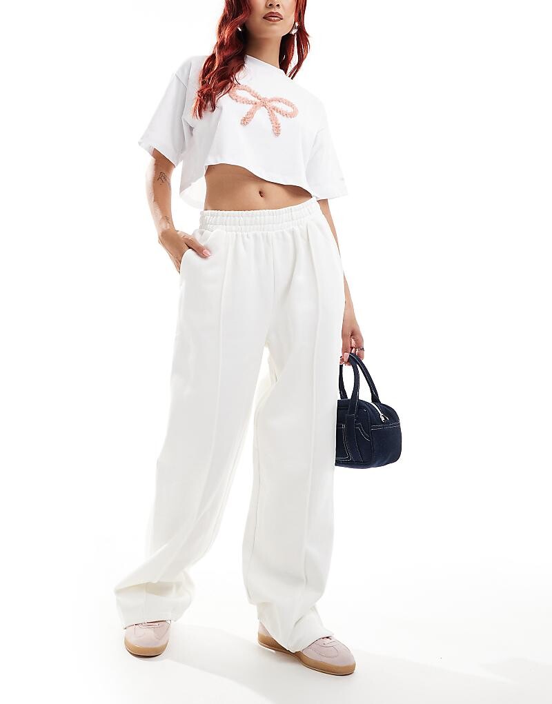 

ASOS DESIGN Кремовые тяжелые прямые джоггеры с защипами