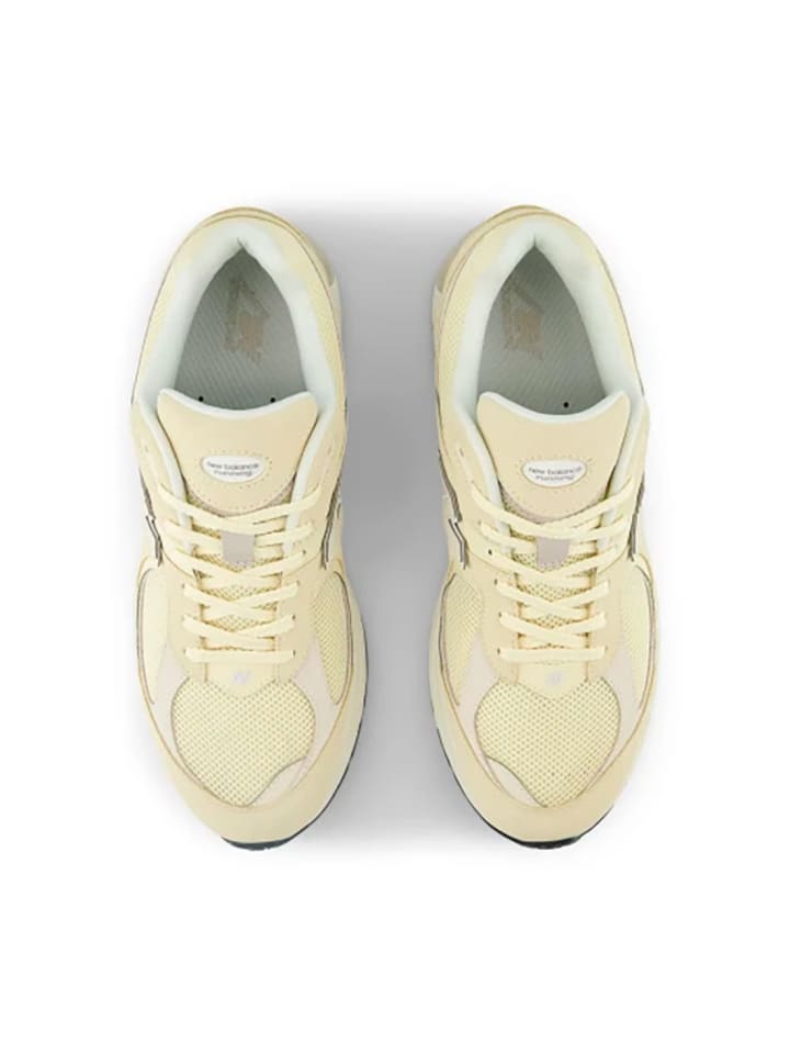New Balance Кроссовки M2002 бежевого цвета — фото 3