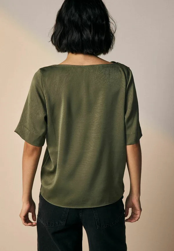Футболка стандартного кроя с воротником-стойкой и жатой текстурой. Next, Khaki Green — фото 3