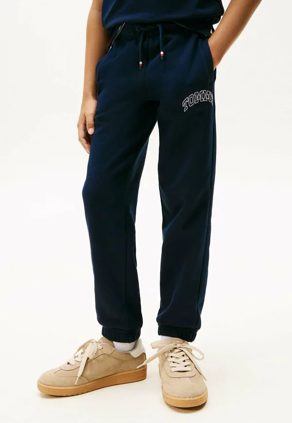 Брюки с принтом в виде университетского логотипа Tommy Hilfiger, Dark Night Navy — фото 2