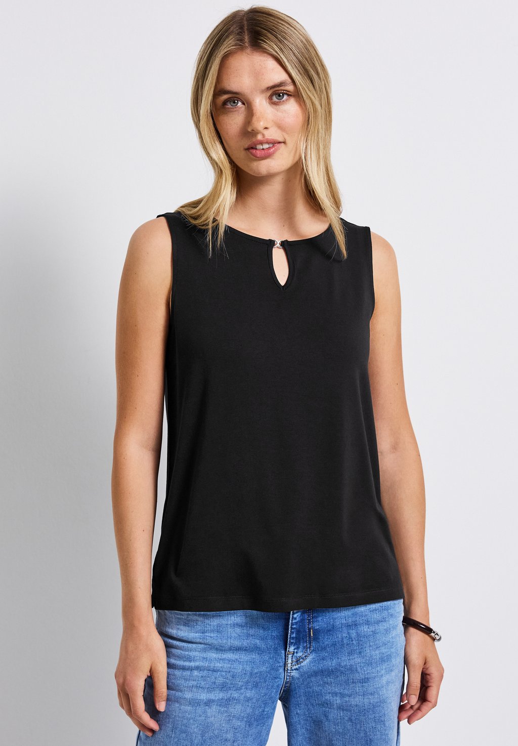

Топ MIT CUT-OUT Street One, черный