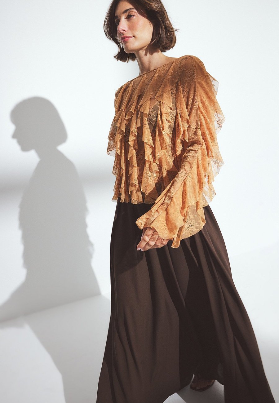 

Блуза NA-KD FLOUNCE , Beige