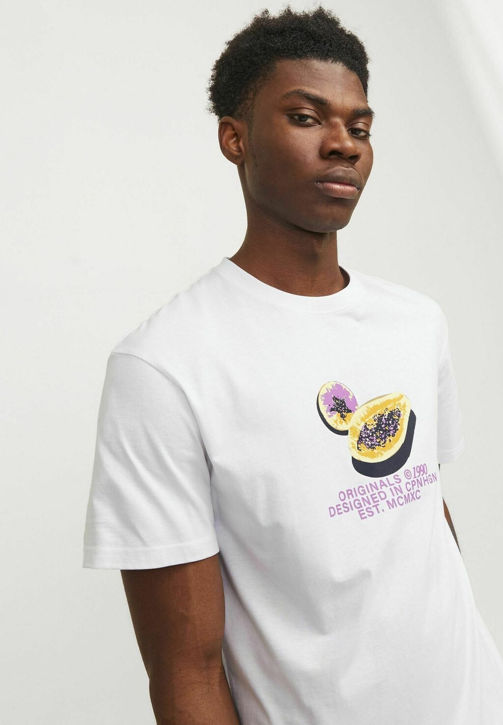 

Футболка с принтом RUNDHALS Jack & Jones, кремовый
